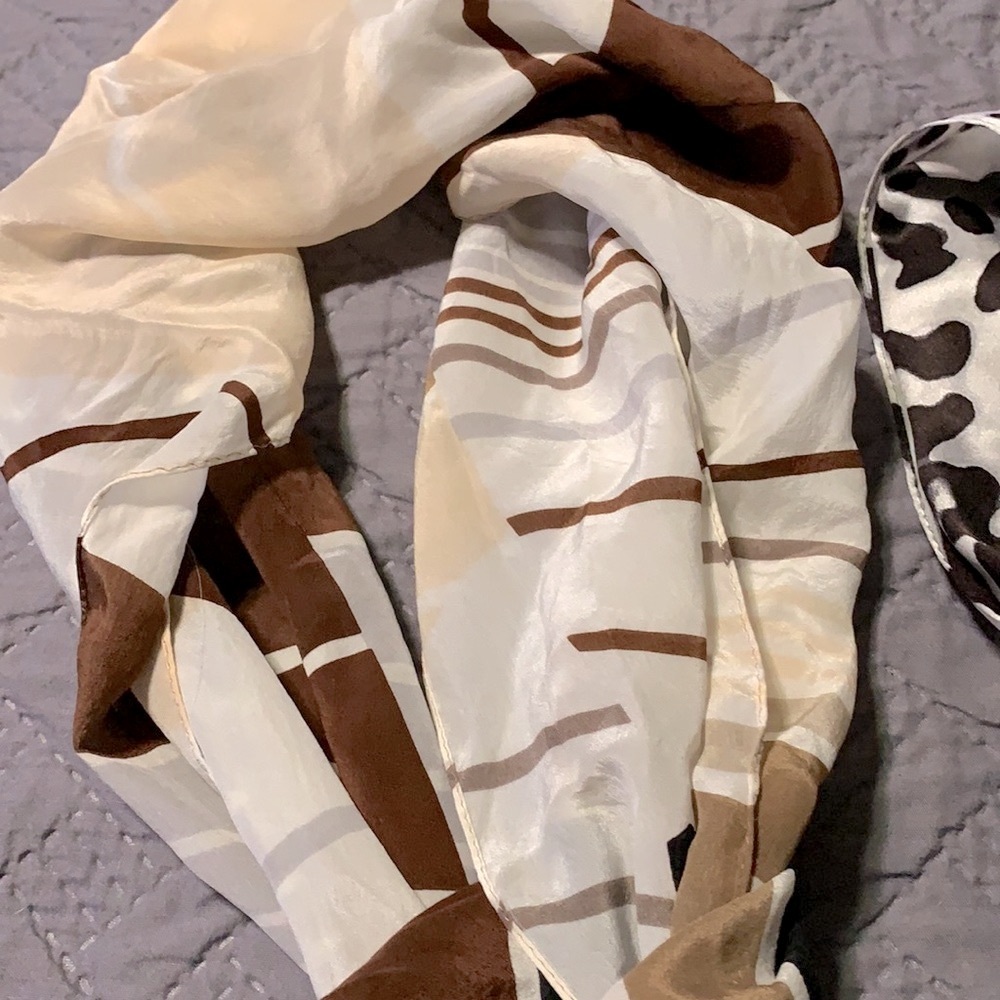 Bundle of 3 small scarfs 🧣 excellent condition.super cute - Picture 4 of 6